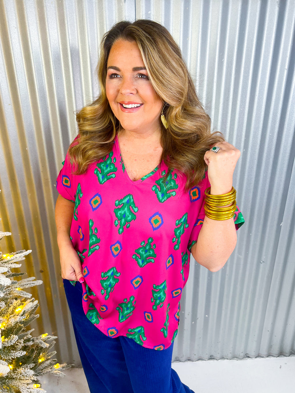 Fuchsia with green print v-neck short sleeve top. 